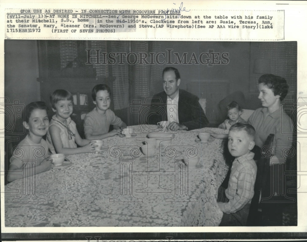 1972 Press Photo Senator McGovern at table with family in Mitchell, South Dakota - Historic Images