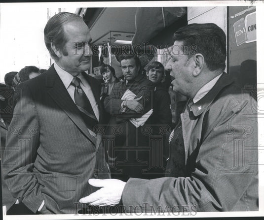 1971 Press Photo Senator McGovern talks and listens to townspeople in Manchester-Historic Images