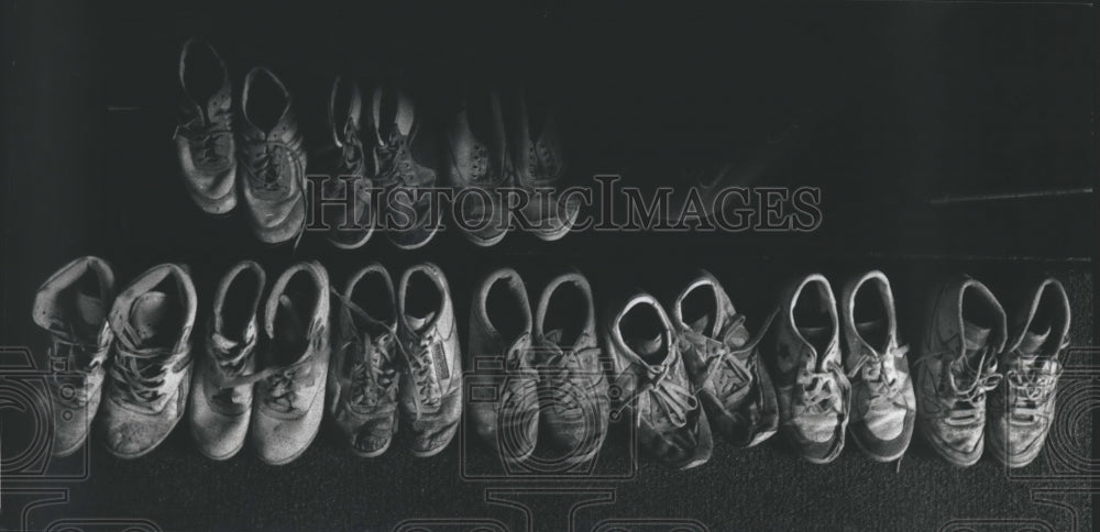 1990 Press Photo Children's shoes in neat rows at Ron & Carol Ann Felton's house - Historic Images