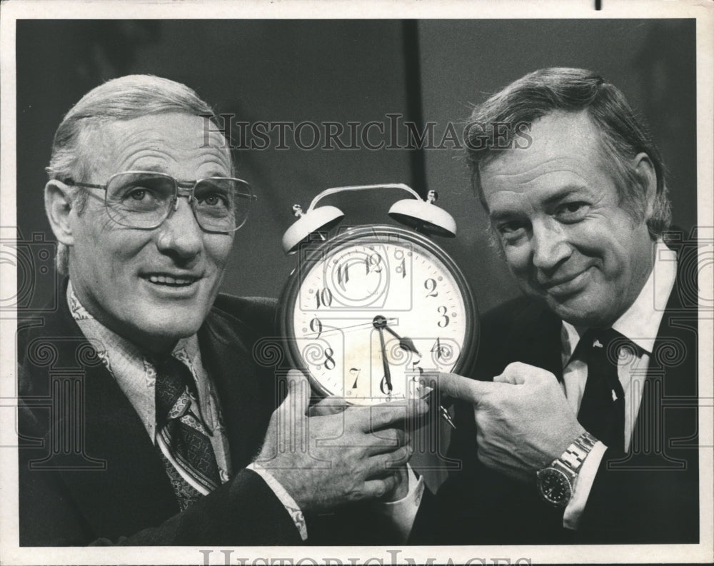 1971 Press Photo Frank McGee, new &quot;Today&quot; host accepts clock from Hugh Downs. - Historic Images