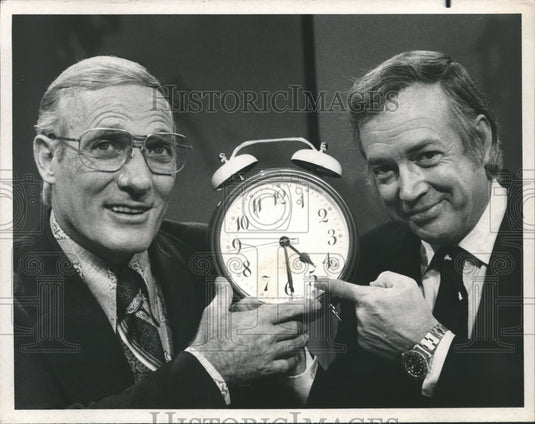1971 Press Photo Frank McGee, new "Today" host accepts clock from Hugh Downs. - Historic Images