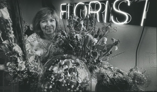 1991 Press Photo Barbara Pack, a florist and expert, in a flower shop - Historic Images