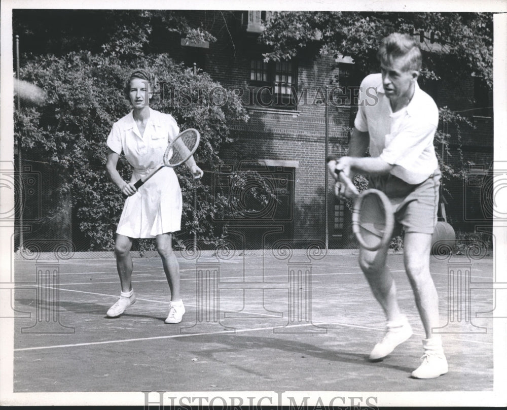 1943 Press Photo Vice President Henry Wallace and Mary Hardwick play tennis - Historic Images