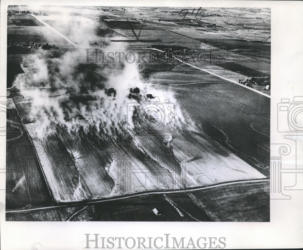 1963 Press Photo Aerial view, Top soil of an Iowa farm being blown away-Historic Images
