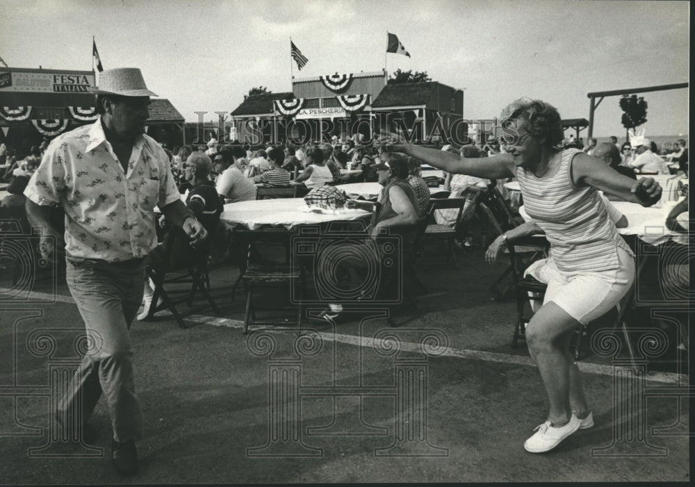 1979 Press Photo Festa Italiana Patrons enjoy dancing - Historic Images
