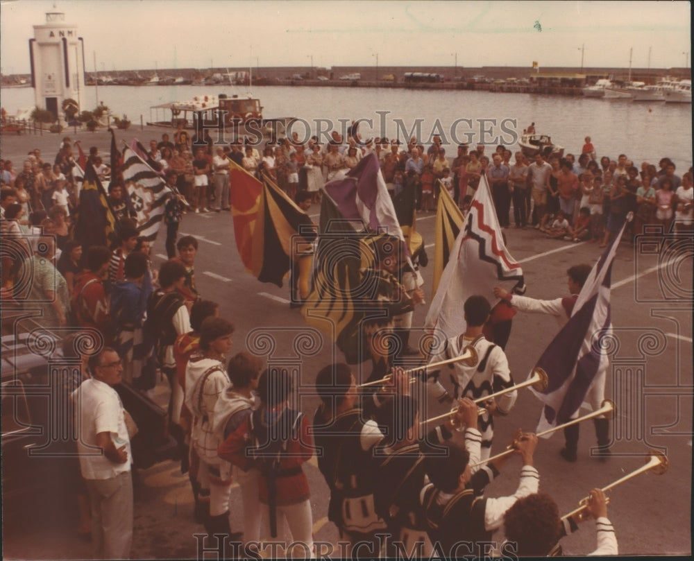 1984 Press Photo The San Gemini Sbandieratori bugle and flag at Festa Italiana - Historic Images