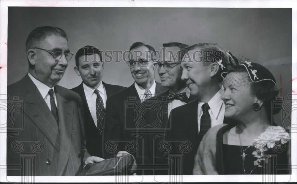 1945 Press Photo Awards are presented to Marquette journalism school alumni-Historic Images