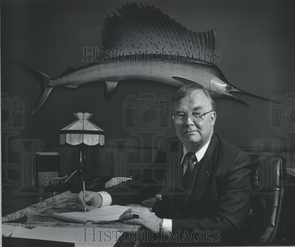 1985 Press Photo Attorney John McClaren in Office in Menomonee Falls, Wisconsin - Historic Images