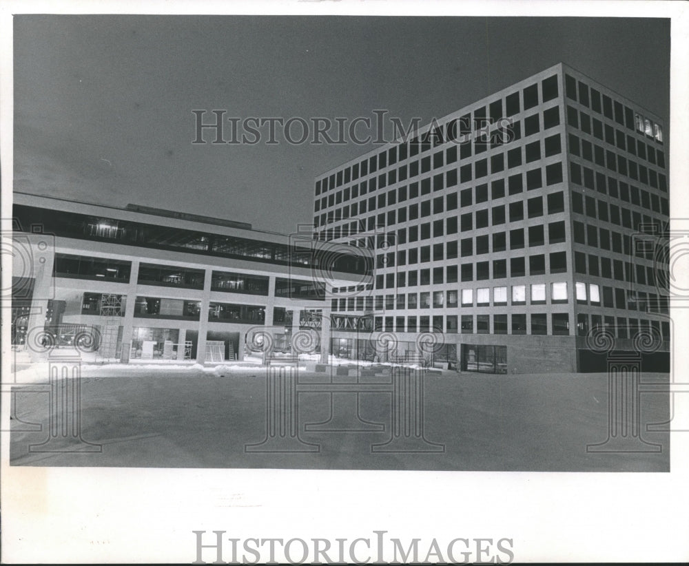 1972 MGIC Plaza, lights blinking on for the first time for tenants-Historic Images