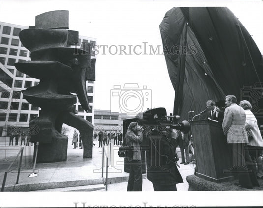 1974 Press Photo Announcement at MGIC, Mortgage Guaranty Investment Corporation - Historic Images
