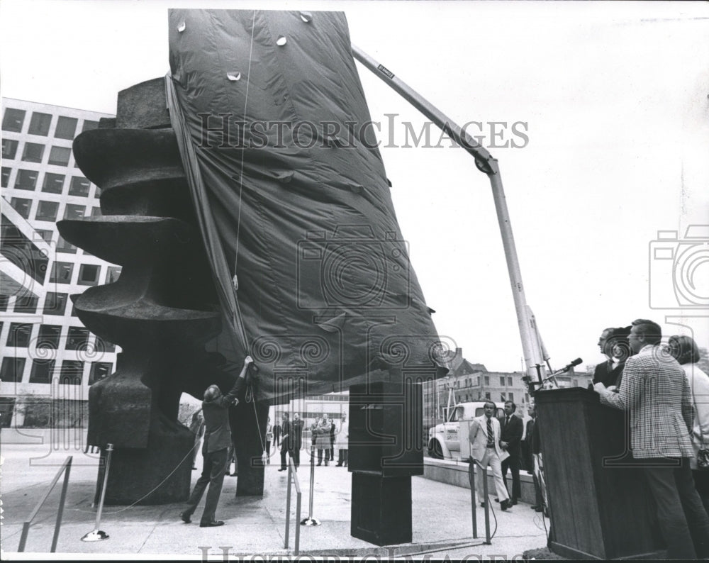 1974 Press Photo Sculpture at Mortgage Guaranty Investment Corporation (MGIC) - Historic Images