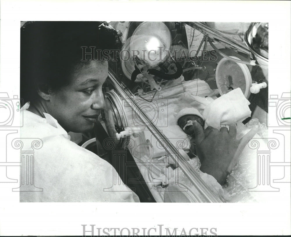 1983 Press Photo Evelyn Perkins with her daughter born in Milwaukee - mjb14132 - Historic Images