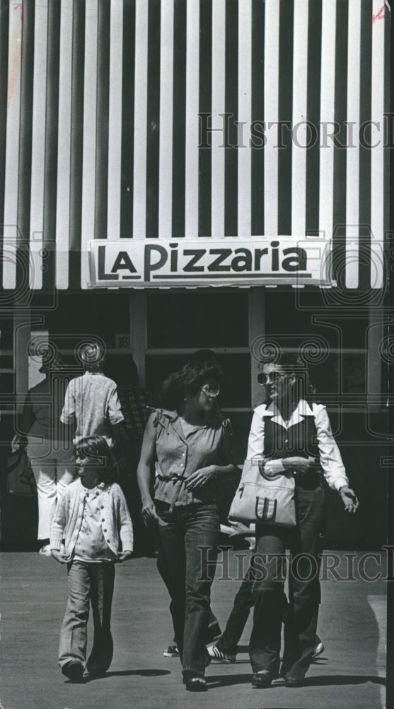 1978 Press Photo Visitors neart La Pizzaria during Milwaukee&#39;s Festa Italiana - Historic Images