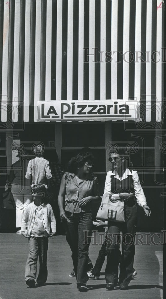1978 Press Photo Visitors neart La Pizzaria during Milwaukee's Festa Italiana - Historic Images