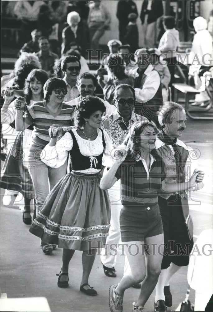 1982 Press Photo Citizens Dance and Enjoy the Festa Italiana Festival - Historic Images