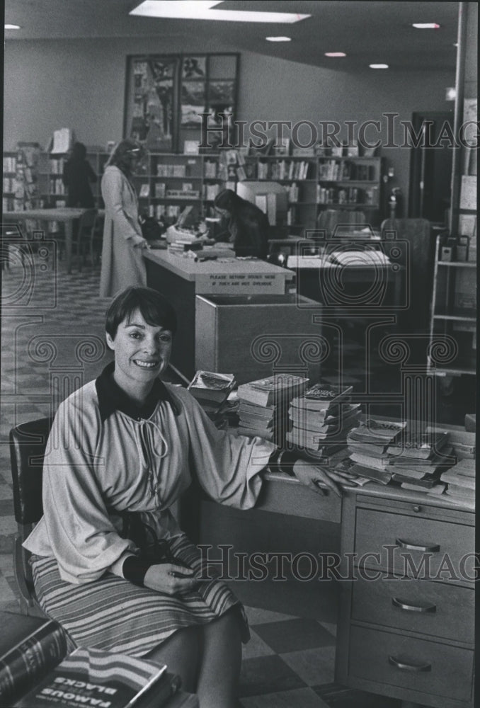 1978 Press Photo Lynn Fell, Finney Neighborhood Library, head Librarian. - Historic Images