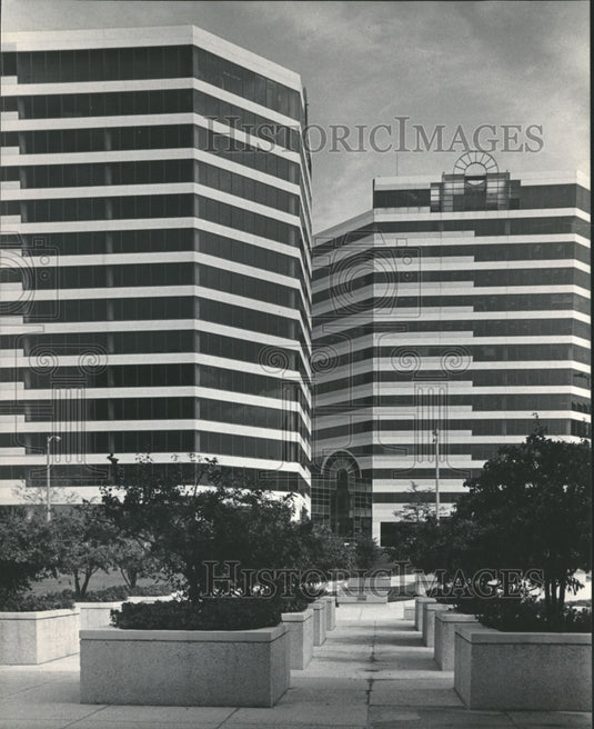 1984 Press Photo The twin towers and of MGIC Investment Corporation in Milwaukee - Historic Images