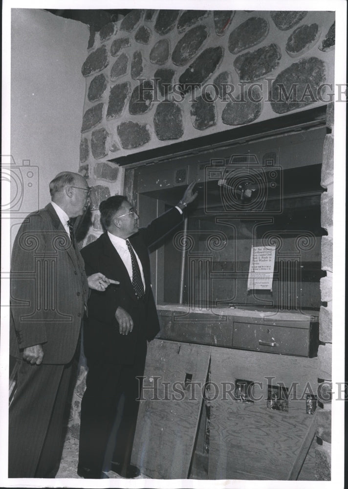 1957 Press Photo Marshall &amp; Ilsley bank installs drive-in windows - mjb14345 - Historic Images