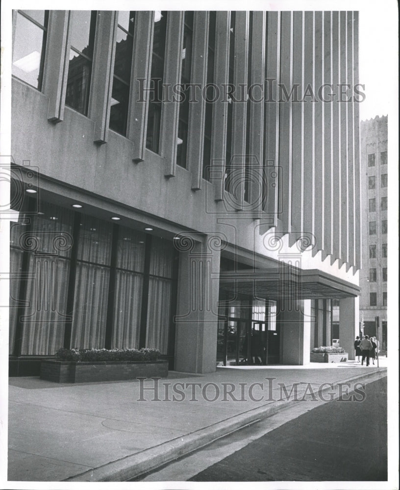1968 Marshall &amp; Ilsley bank&#39;s major new office building in Milwaukee-Historic Images