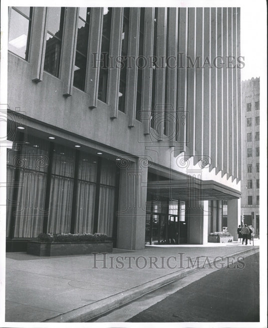 1968 Marshall & Ilsley bank's major new office building in Milwaukee-Historic Images