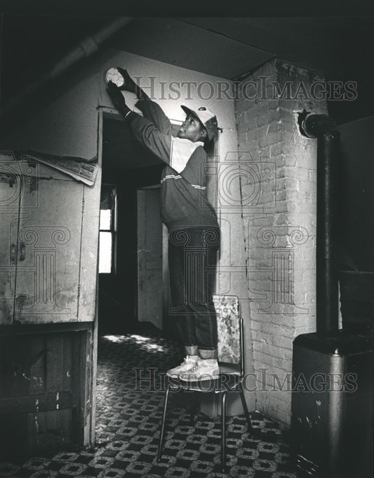 1988 Press Photo Shirley Cole installs a smoke detector in a Milwaukee home - Historic Images