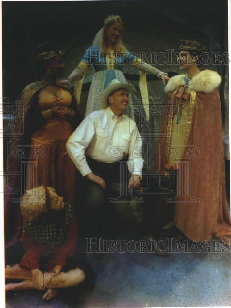 1994 Press Photo First Stage Milwaukee designer Rick Rasmussen (center) - Historic Images