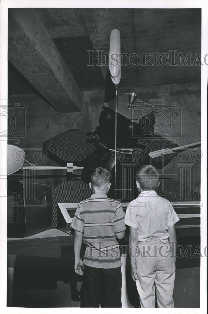 1968 Press Photo Randy Looper, John Bartlett at Wisconsin Regional Space Center - Historic Images