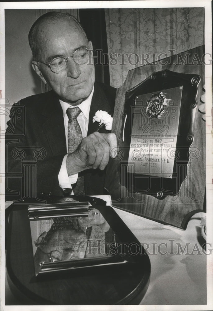 1967 Press Photo D.C.Firmin, director of veterans administration center,honored-Historic Images