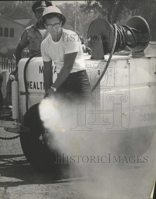 1967 Press Photo Milwaukee Health Department Worker Cary Meier Spraying Beach - Historic Images