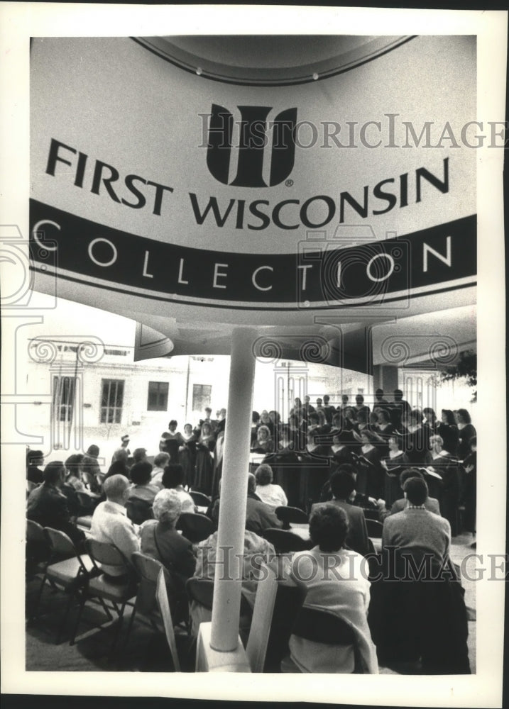 1990 Press Photo National Bank Holiday Choir Sings at First Wisconsin Center - Historic Images