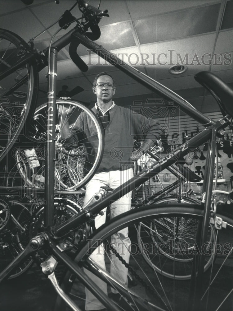 1986 Press Photo Peter Fischer of Medalist Industries Stands with Bicycles - Historic Images