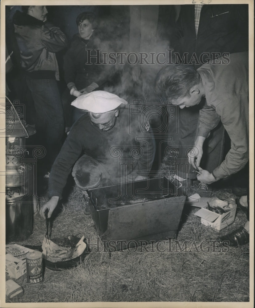 1952 Press Photo Frying smelt at Michigan College of Mining and Technology event - Historic Images
