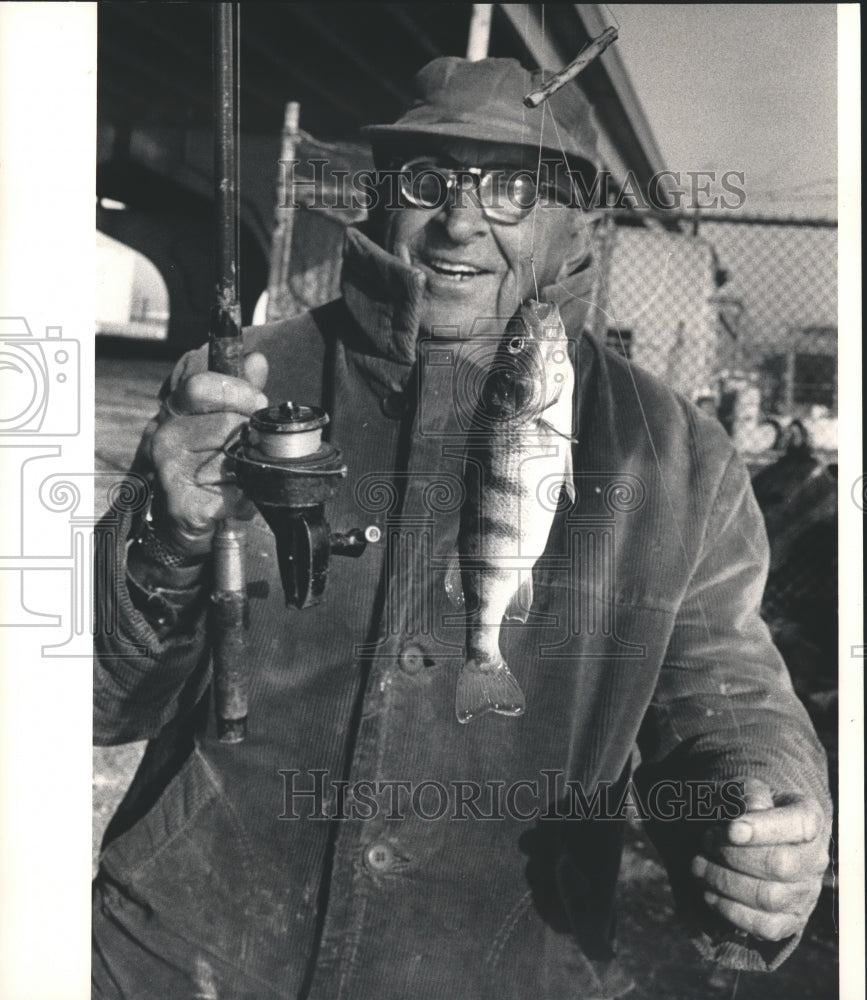 1986 Press Photo William Barlasch, shows off his 9-inch perch, Milwaukee. - Historic Images