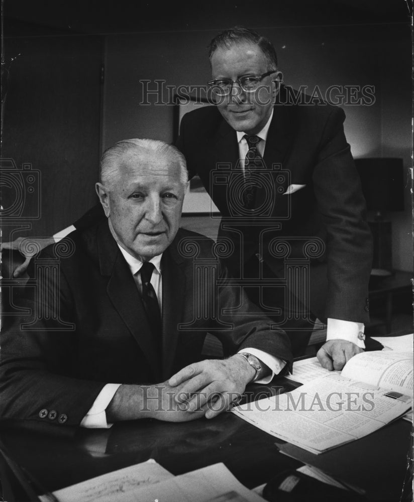 1971 Press Photo Retiring Circulation Manager Arno Fischer and Harold Schwartz - Historic Images