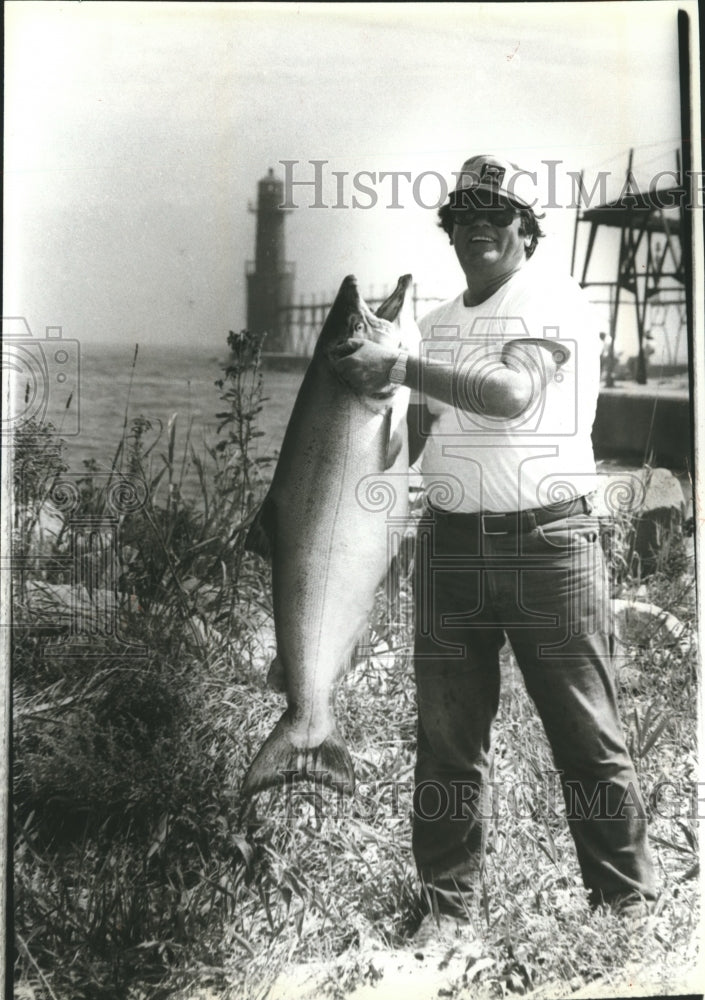 1983 Press Photo Clete Challe Holding Record Chinook Salmon, Algoma - mjb14839 - Historic Images