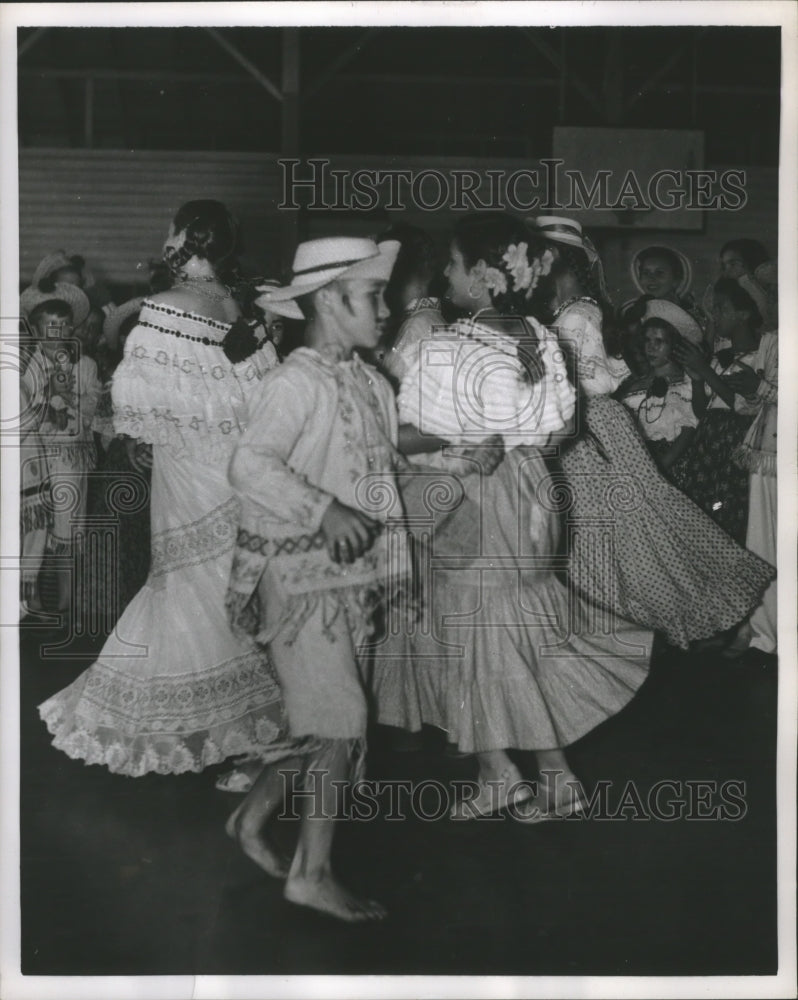 1959 Press Photo Panamanian School Children Wear Costumes and Dance at Carnival - Historic Images