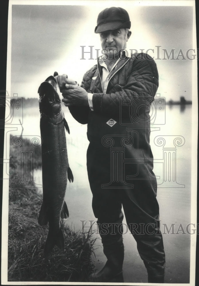 1986 Press Photo Jerry Omernik of Nekoosa with Musky Sturgeon Fish on Lake - Historic Images
