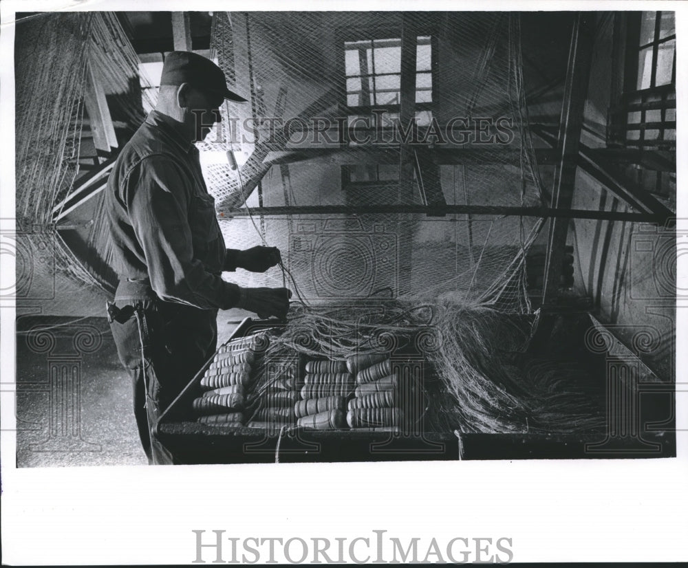 1966 Press Photo Netman John Bernick of Port Washington, packing Fishing Nets-Historic Images