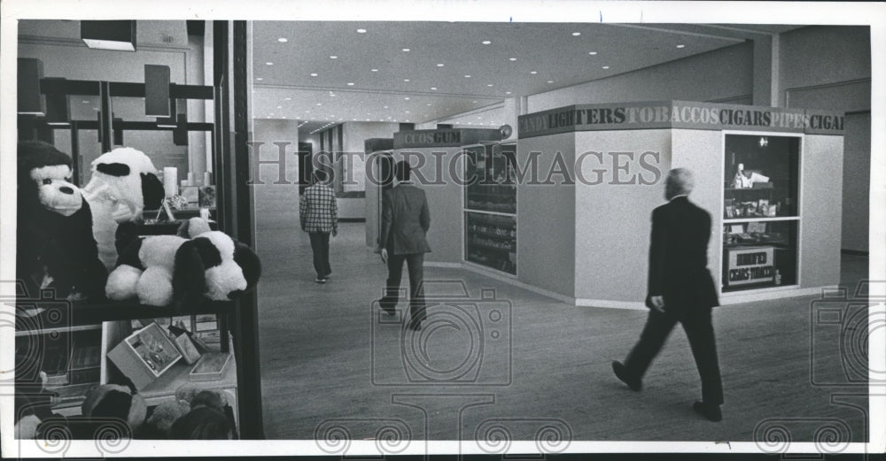 1975 Press Photo Center of the Galleria is tobacco kiosk, First Wisconsin Center - Historic Images