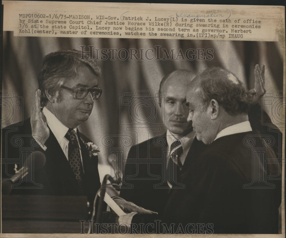 1975 Press Photo Governor Patrick J. Lucey taking Oath by Justice Horace Wilke - Historic Images