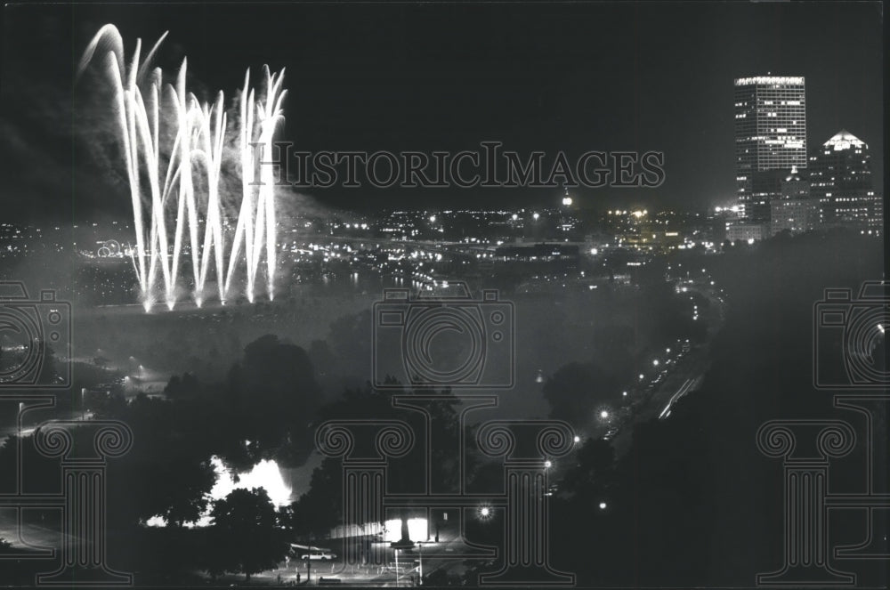 1991 Press Photo First Wisconsin Fireworks Display Sparkles above Veterans Park - Historic Images