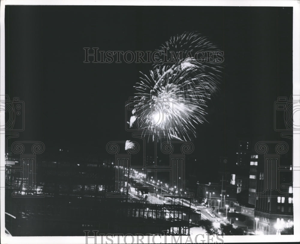 1967 Press Photo Fireworks over the Milwaukee lakefront - Historic Images