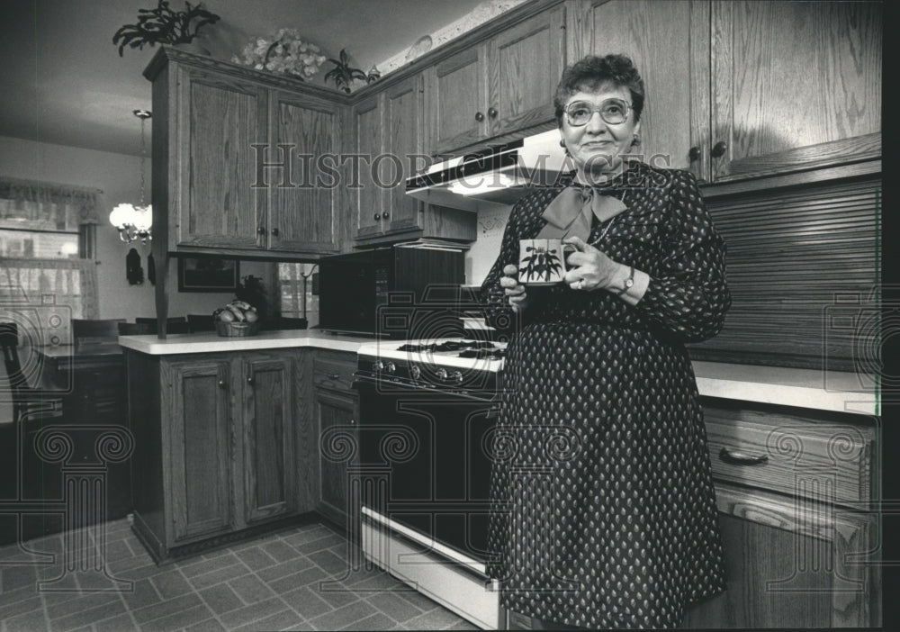 1987 Press Photo Rosemary Fischer teaches cooking at MATC - Historic Images