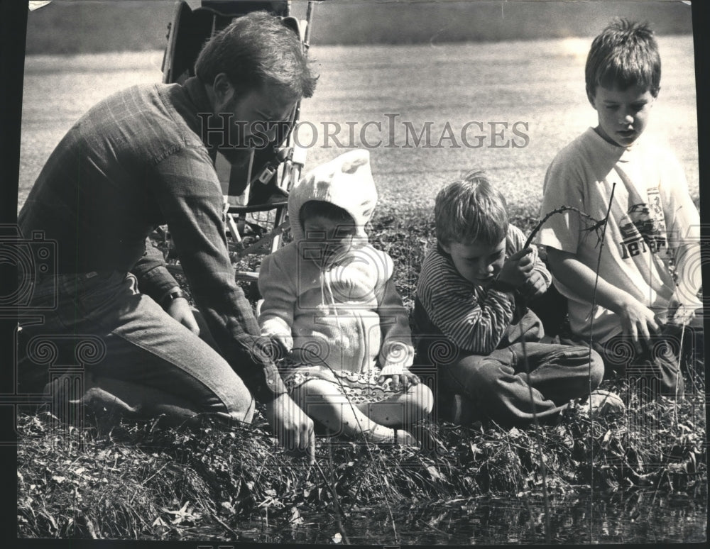 1988 Press Photo Ed Sotiroff, his children and Dan Sebern fish with sticks - Historic Images