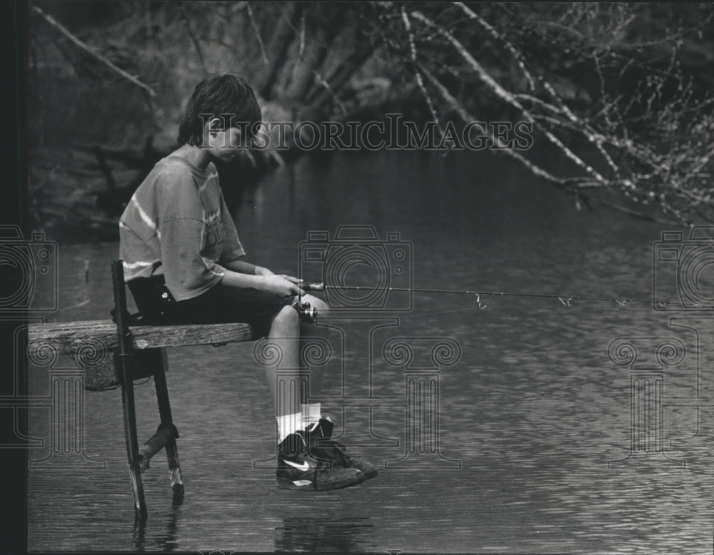 1992 Press Photo Tim Stapleton, 11 of Delafield fishes on Upper Nemahbin Lake. - Historic Images