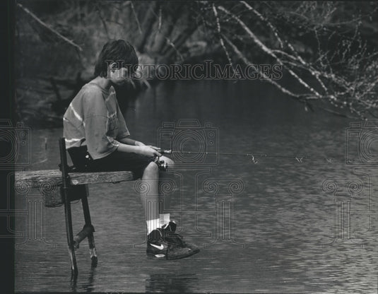 1992 Press Photo Tim Stapleton, 11 of Delafield fishes on Upper Nemahbin Lake. - Historic Images