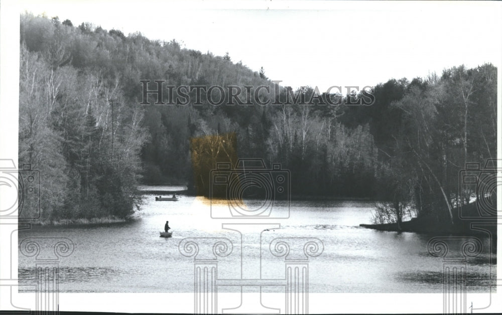 1993 Press Photo Fishermen near Nicolet National Forest in Oconto County. - Historic Images