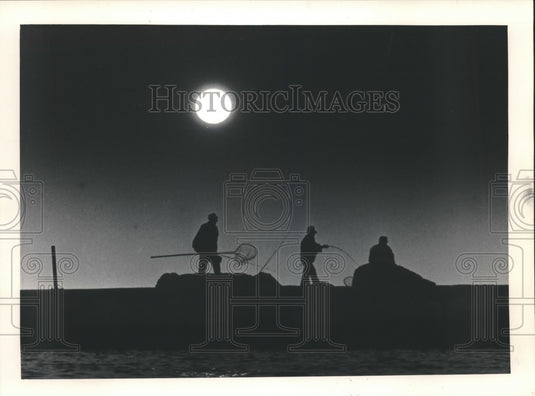 1983 Press Photo Fishermen on Lake Michigan's Government Pier. - Historic Images