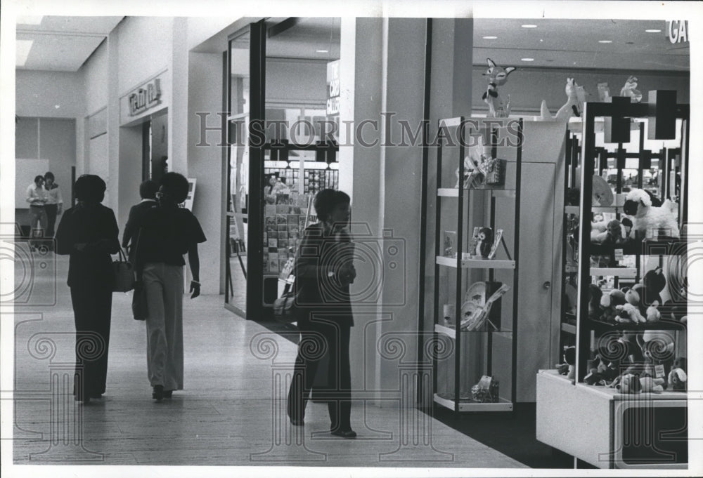 1975 Press Photo Card Shop in First Wiscosnin Center Development Galleria. - Historic Images