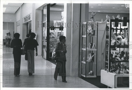 1975 Press Photo Card Shop in First Wiscosnin Center Development Galleria. - Historic Images